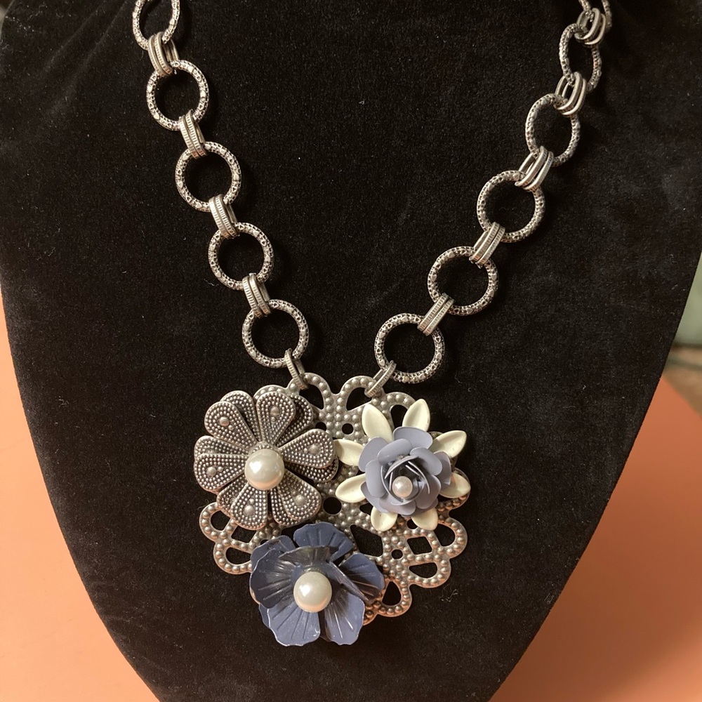 Silver tone statement necklace blue flower pendant with pearl‎ accents